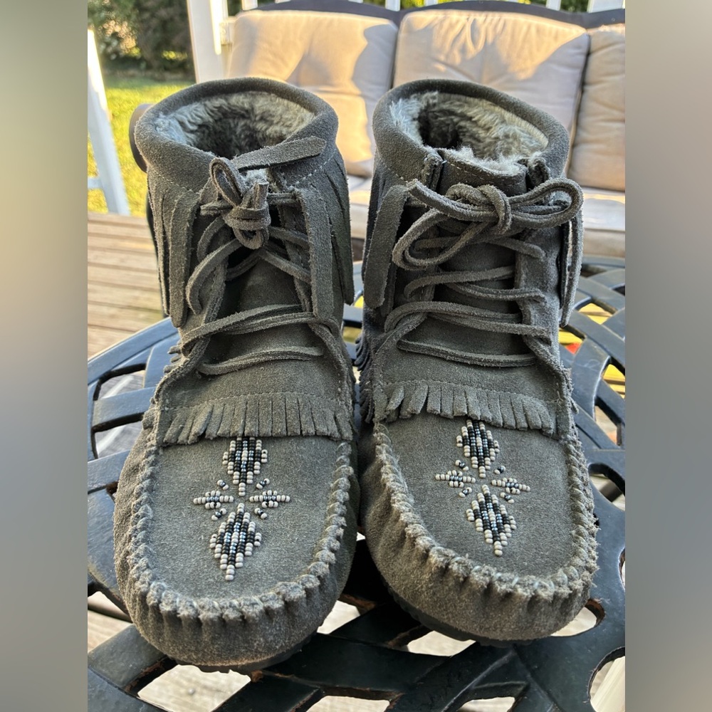 Manitoba Harvestor Gray Fringe Moccasin Boots fur Lining excellent preloved - Picture 5 of 11